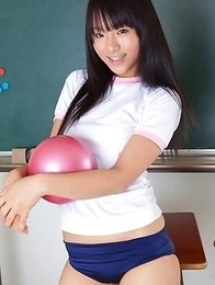 Miho Morita shows hot butt in shorts and wants to play Miho Morita shows hot butt in shorts and wants to play