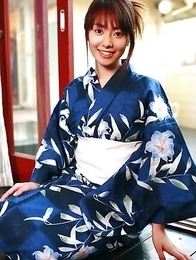 Momoko Tani exposes sexy legs under geisha dress and smiles Momoko Tani exposes sexy legs under geisha dress and smiles